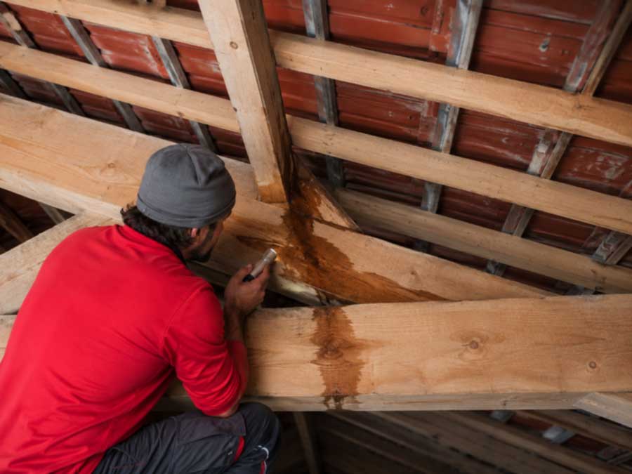 Charpente d'une toiture en cours de rénovation par Urgence Toiture 84